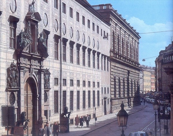 087-Фасад Резиденц-дворца со стороны улицы Резиденц